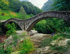 Zweisprung im Val Verzasca Tal