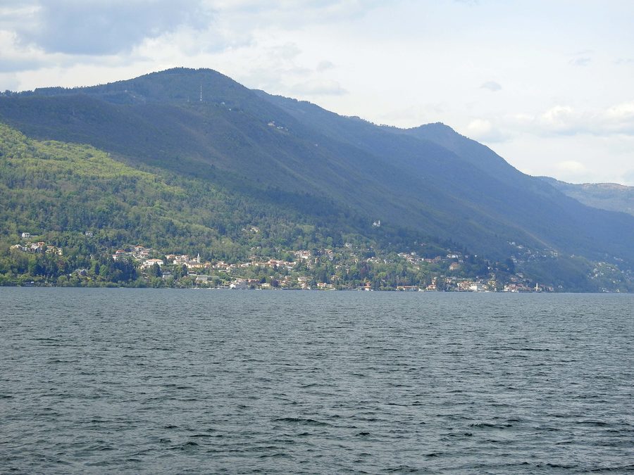 Ghiffa am Lago Maggiore mit den dahinterliegenden Lepontinischen Alpen