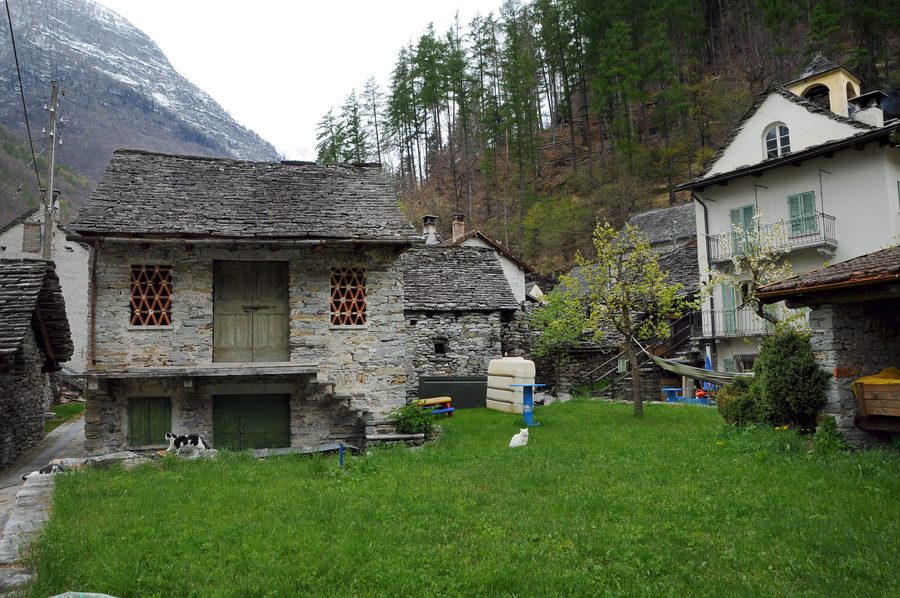 Brione im Verzascatal mit umliegender alpiner Landschaft