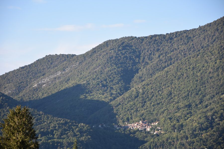Arcumeggia in der voralpinen Landschaft der Valcuvia, gesehen von Orino