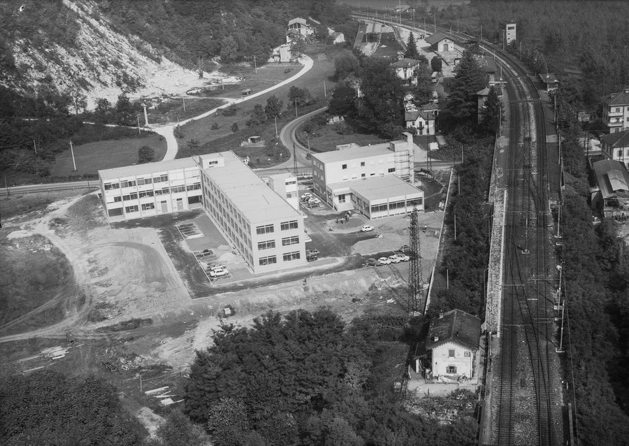 Historische Ansicht des Bahnhofs von Verbania-Fondotoce mit Industriegebäuden