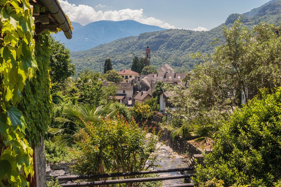 Blick über den Bach Ri da Riei auf Verscio im Tessin