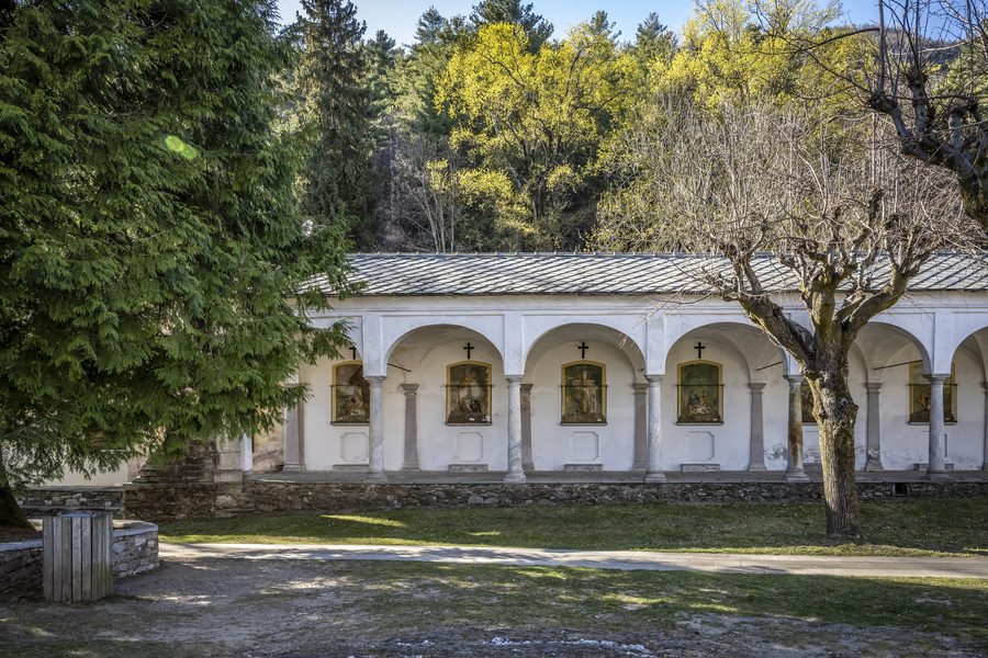 Sacro Monte di Ghiffa mit Kapellen und bewaldetem Hang