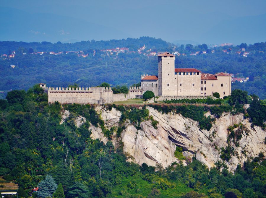 Vue sur la forteresse d’Angera depuis le colosse de Saint-Charles Borromée à Arona