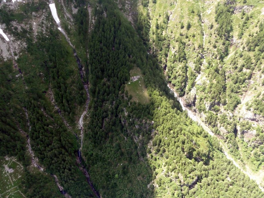 Luftaufnahme des Monte Mottone nahe Gerra im Verzascatal