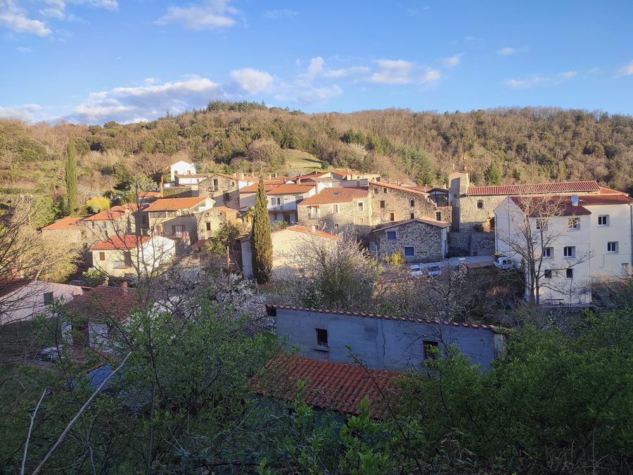 Vue sur le village de Vira à 8h du matin