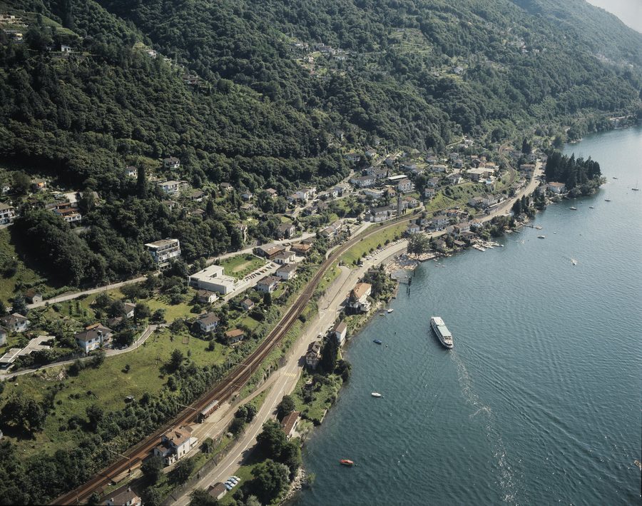 Luftaufnahme von San Nazzaro am Lago Maggiore mit dem Schiff „Italia“ auf dem Wasser