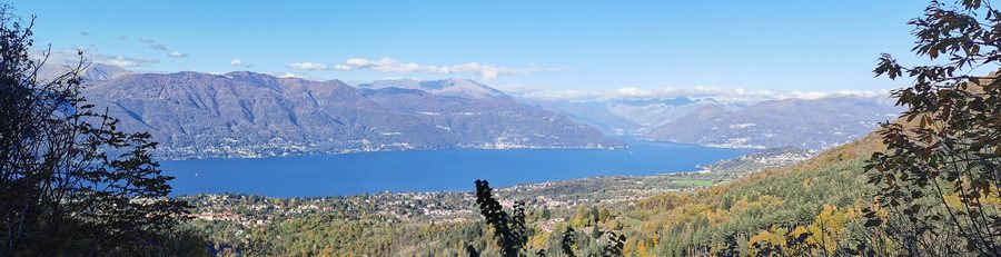 Panoramablick auf den Lago Maggiore vom Aussichtspunkt bei Sant'Antonio in Castelveccana