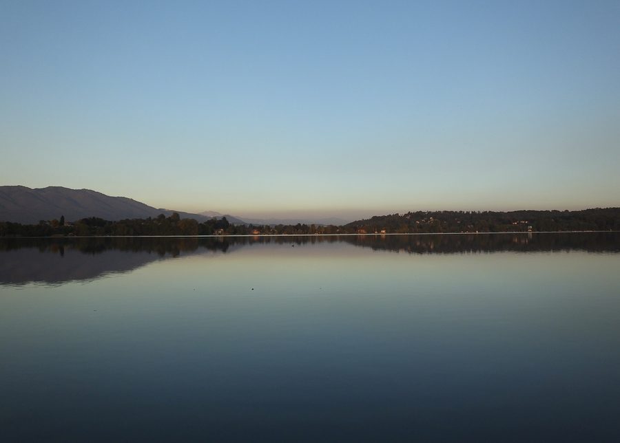 Blick auf den Lago di Monate in Cadrezzate