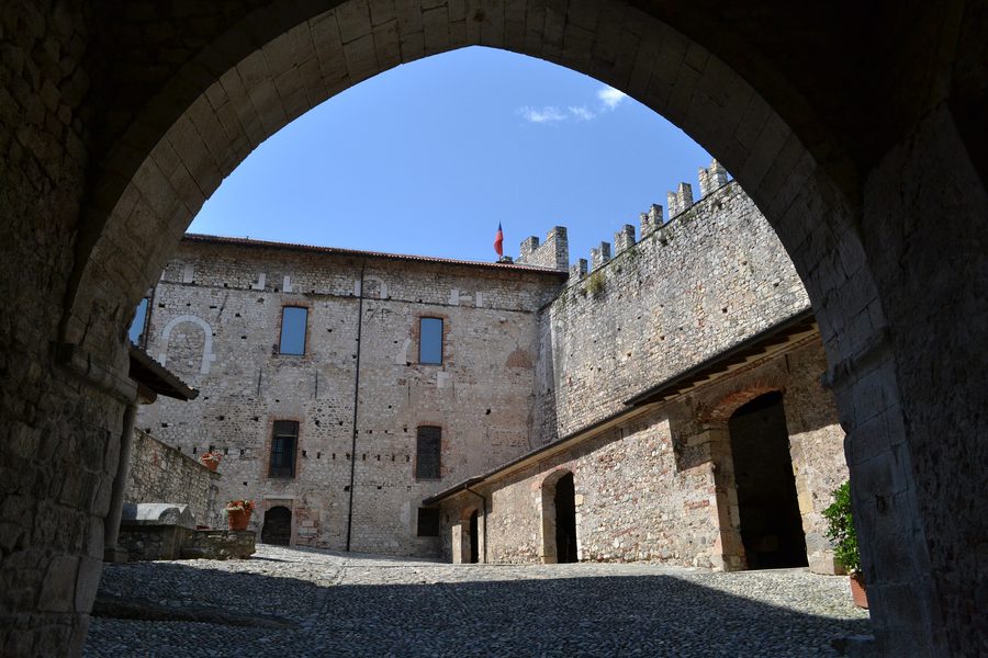Rocca Borromea di Angera in Angera am Lago Maggiore