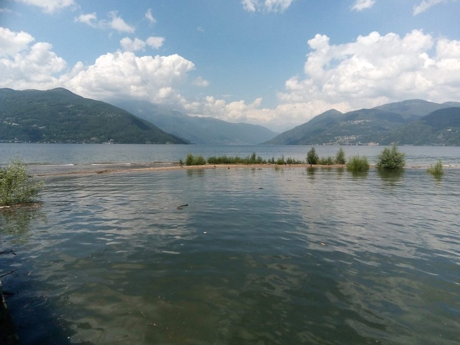 Mündung des Flusses Tresa in den Lago Maggiore bei Germignaga und Luino