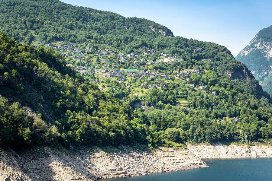 Lago di Vogorno im Verzascatal mit Berglandschaft