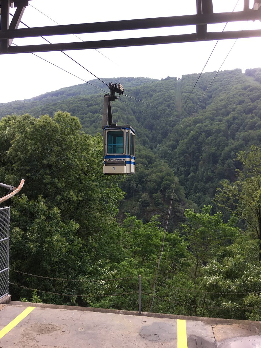 Kabine der Seilbahn Rasa–Verdasio an der Station Verdasio