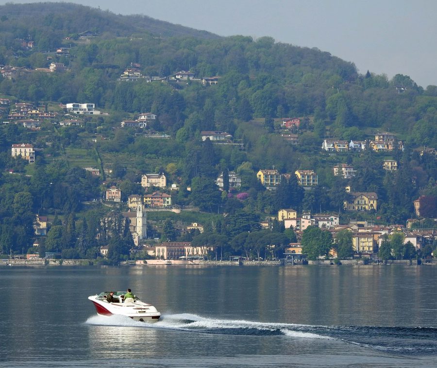 Blick auf Meina am Lago Maggiore
