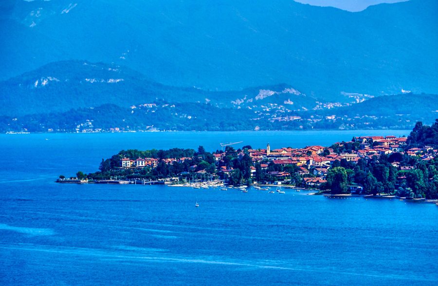 Blick auf den Lago Maggiore bei Arona im Piemont