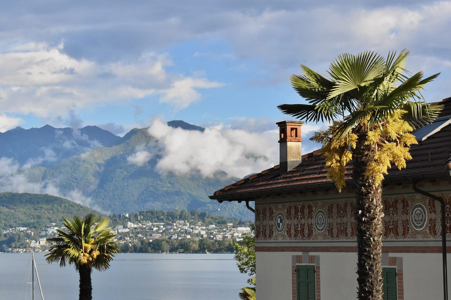 Blick von San Nazzaro auf den Lago Maggiore im Morgenlicht