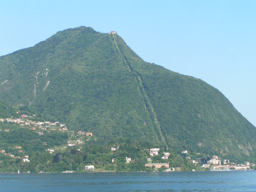 Blick auf den Lago Maggiore, Laveno-Mombello und den Sasso del Ferro