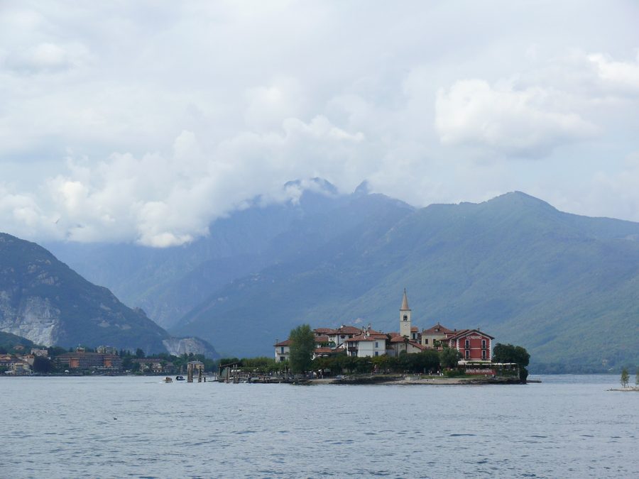 Isola dei Pescatori mit den dicht stehenden Häusern des historischen Inselorts am Lago Maggiore