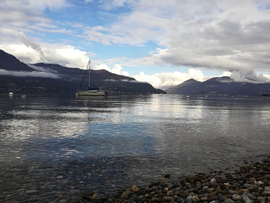 Panorama des Lago Maggiore vom Strand in Porto Valtravaglia