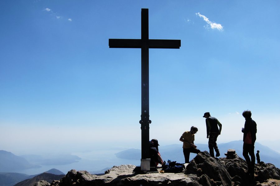 Gipfelkreuz auf dem Monte Zeda mit dem Lago Maggiore im Hintergrund