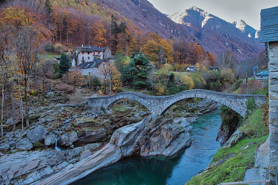 Ponte dei Salti über der Verzasca in Lavertezzo