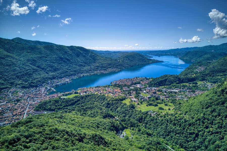 Omegna am Lago d'Orta mit See und umliegender Berglandschaft