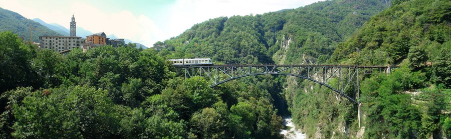 Panoramablick auf Intragna im Centovalli mit Bahnviadukt