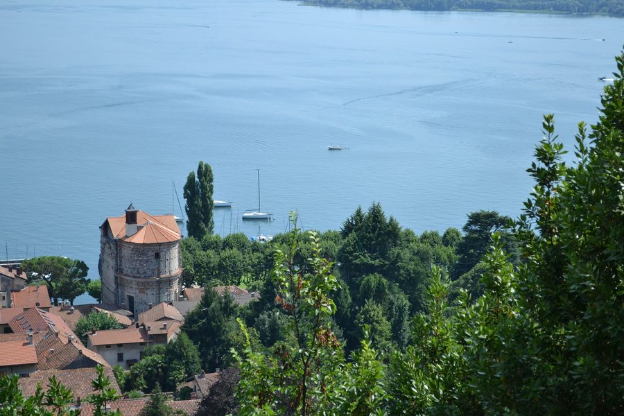 Lago Maggiore und Santuario della Madonna della Riva bei Angera