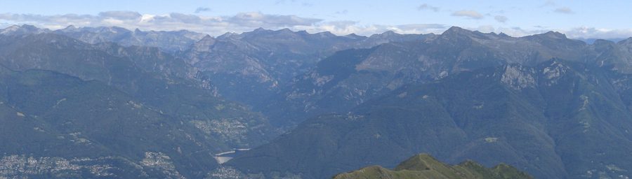 Mergoscia im Verzascatal mit Pizzo di Vogorno, Madón, Sassariente und Cima di Sassello