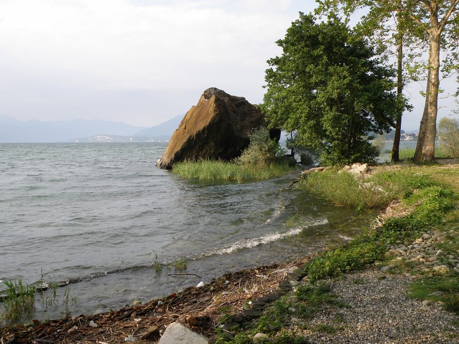 Le Sasso Cavallaccio, rocher erratique fiché dans le lac Majeur à Ranco