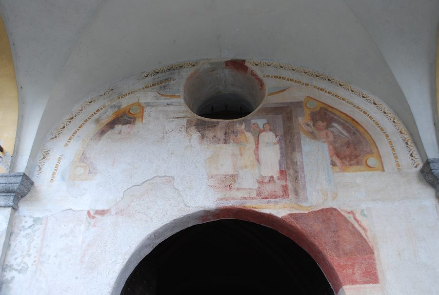 Fassade der alten Santa-Maria-Kirche in Belgirate
