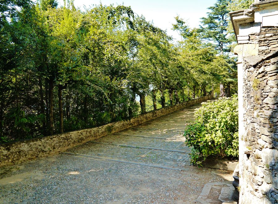 Weg zum Sacro Monte di Orta mit einer Kapelle