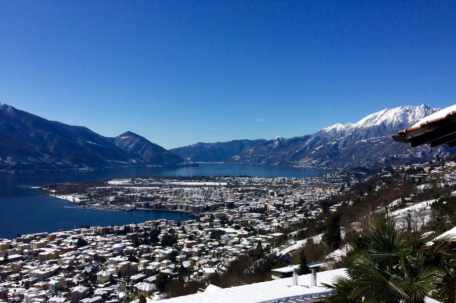 Blick auf den Lago Maggiore von Brione sopra Minusio