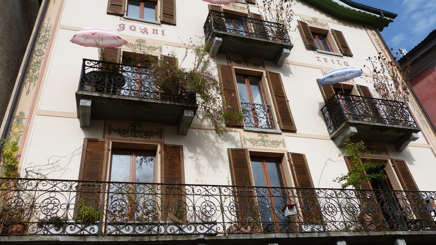 Haus im Dorf Russo im Onsernone-Tal im Kanton Tessin