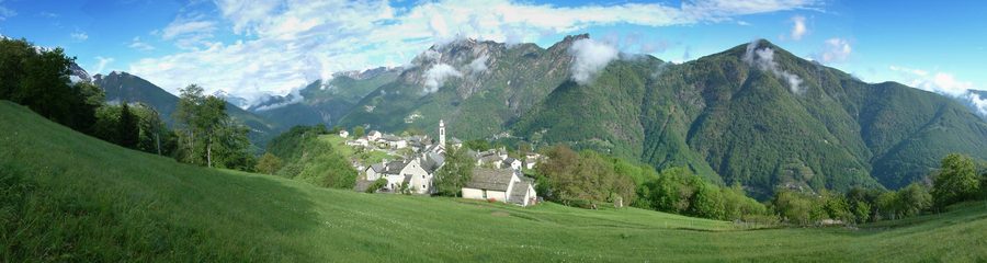 Dorf Rasa auf einer bewaldeten Terrasse im Centovalli