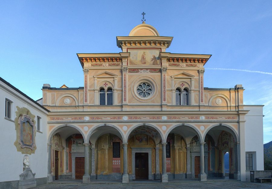 Fassade der Wallfahrtskirche Madonna del Sasso in Orselina im Schweizer Kanton Tessin