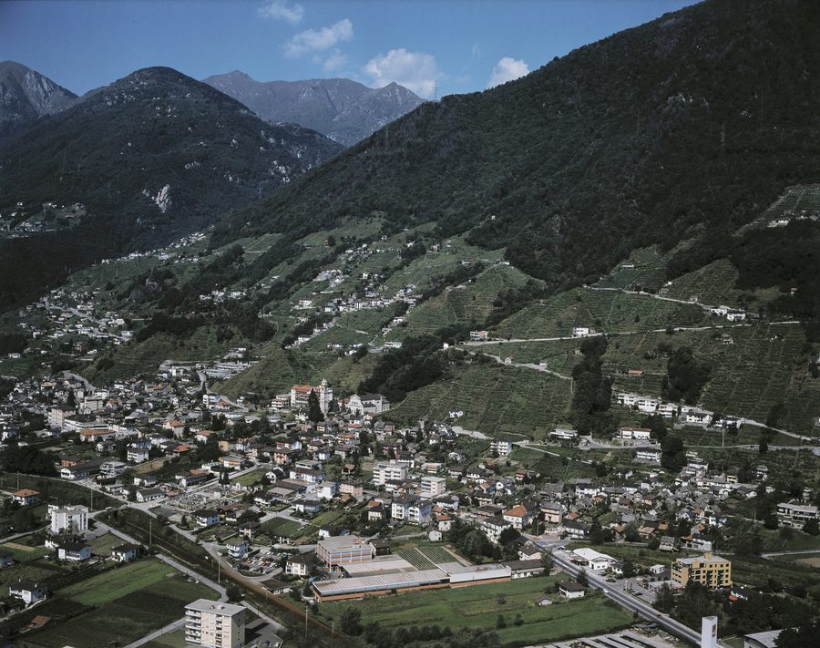 Luftaufnahme von Gordola im Schweizer Kanton Tessin