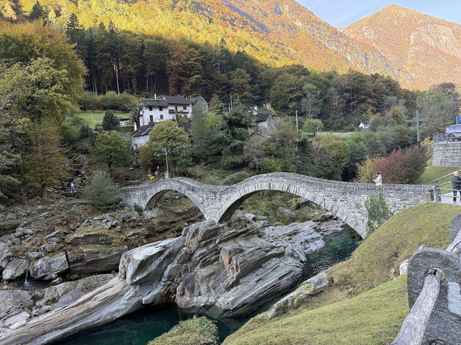 Ponte dei Salti bei Lavertezzo über dem Fluss Verzasca