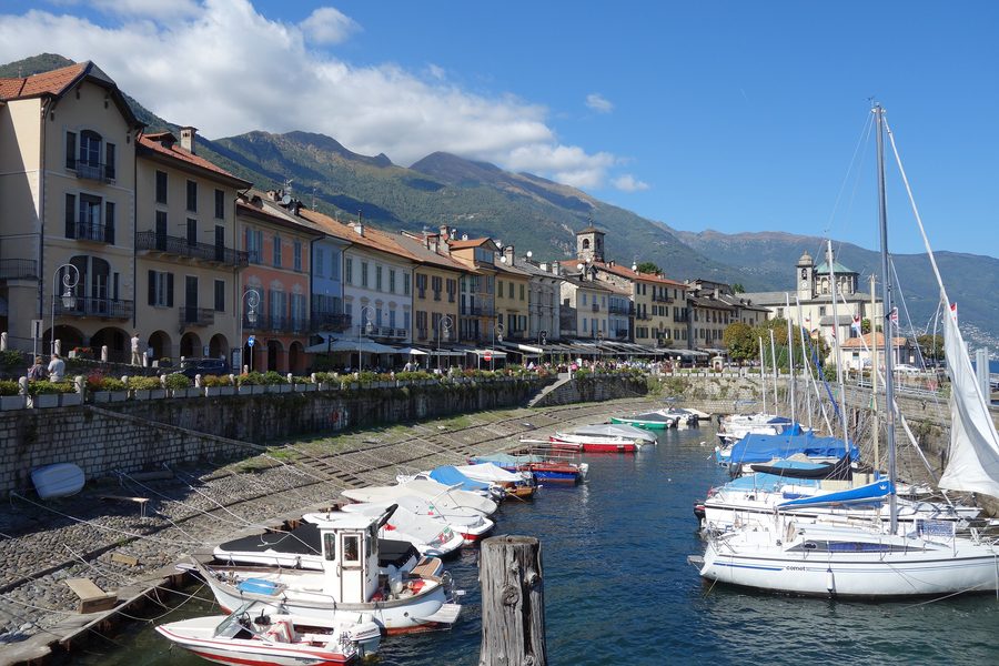 Panorama von Cannobio am Lago Maggiore mit Yachthafen