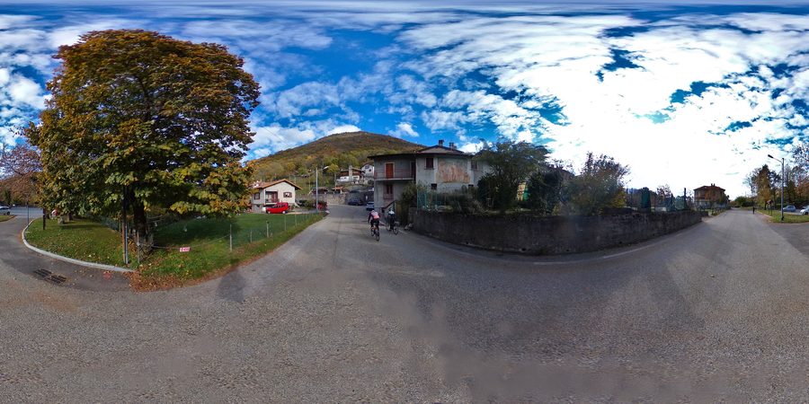 Blick auf ein Außenfresko in Arcumeggia an der Provinzstraße SP7