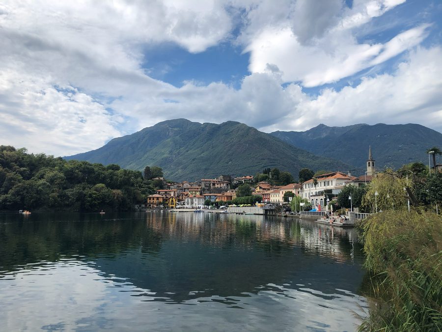 Mergozzo mit dem Lago di Mergozzo im Piemont