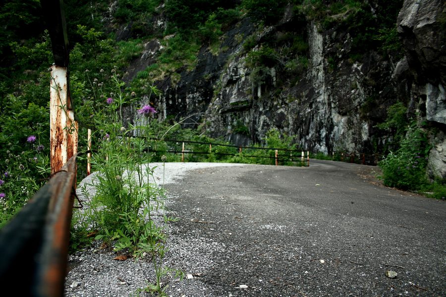 Alte Straße nach Mergoscia im bergigen Tessiner Landschaftsraum