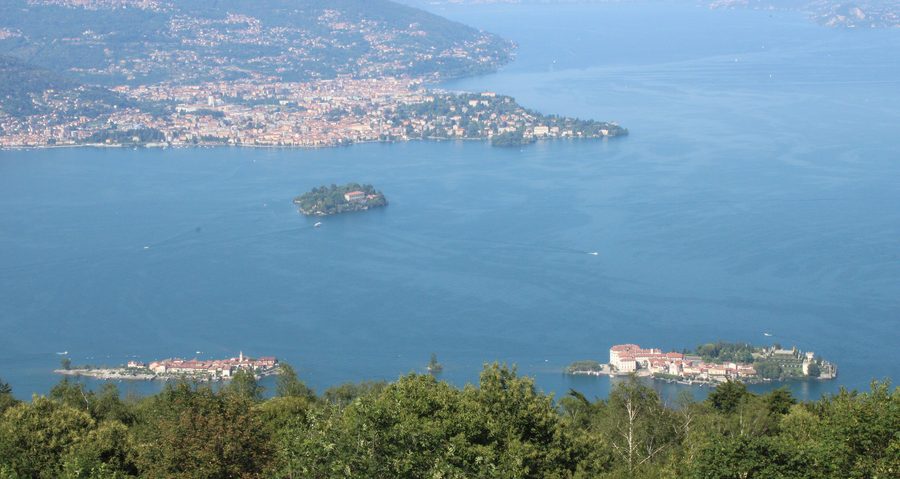 Blick von den Höhen Stresas auf die Borromäischen Inseln im Lago Maggiore