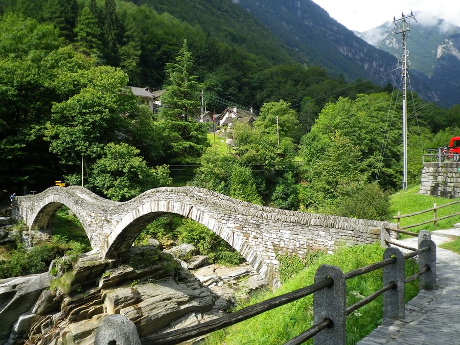 Historische Steinbogenbrücke im Verzascatal bei Lavertezzo