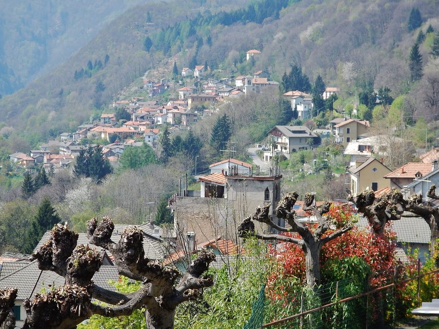 Blick auf Cheglio, einen Ortsteil von Trarego Viggiona im Piemont