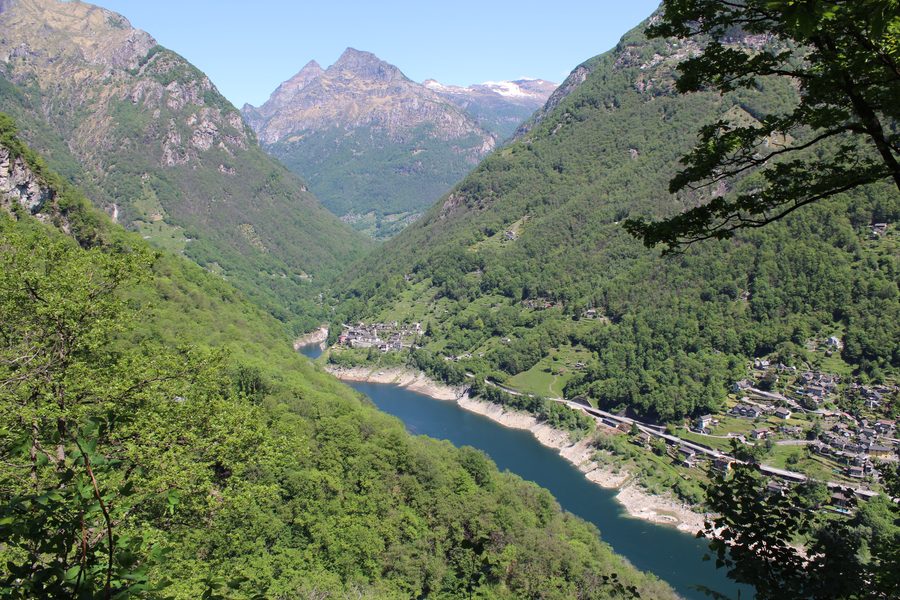 Vogorno mit der Kirche San Bartolomeo am Lago di Vogorno