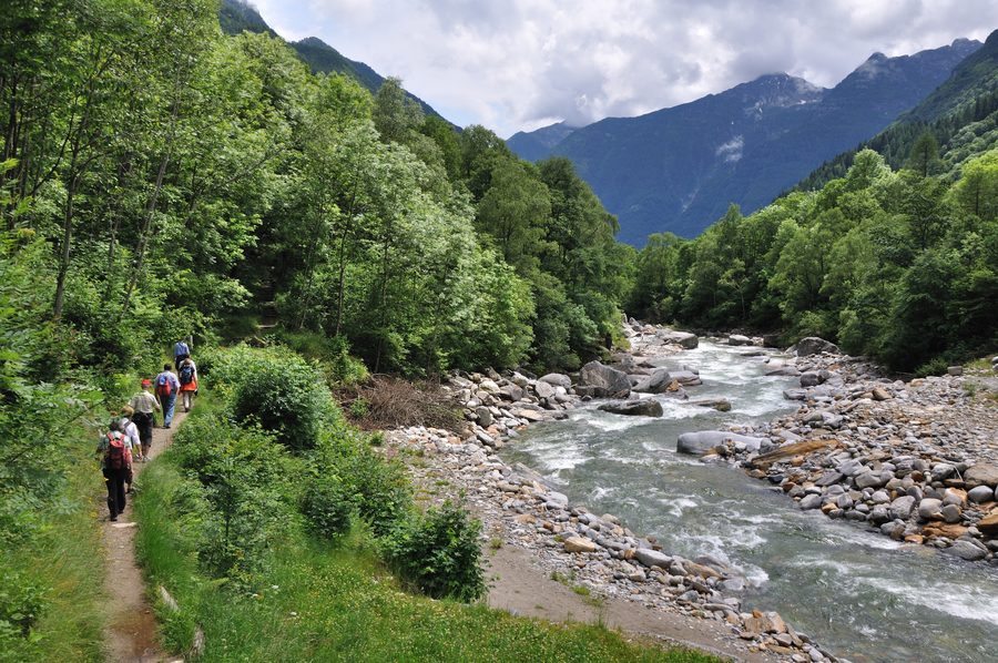 Landschaft im Verzascatal bei Frasco mit grüner Flusslandschaft und Felsformationen