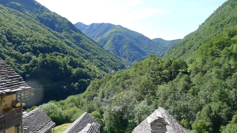 Blick von Corippo über das Verzascatal in Richtung Tessintal