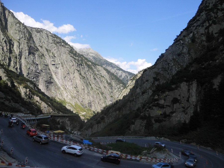 Kurvenreiche Straße durch ein alpines Tal am Gotthard
